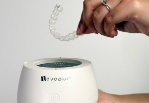 Comment nettoyer ses gouttières dentaires efficacement au quotidien - Blog Nevopur